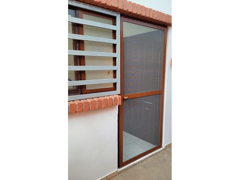 puerta con mosquitero Santa Cruz E-D BECERRA-Carpinteria en aluminio y vidrios blindex