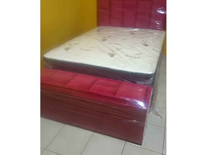 cama tapiz rojo Santa Cruz Mueblería Sueño Divino