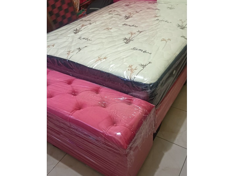 banca de dormitorio color rosa Santa Cruz Mueblería Sueño Divino