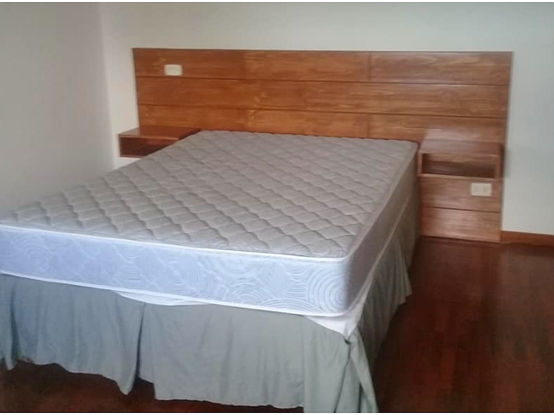 cama de madera con veladores Santa Cruz Muebleria heredia