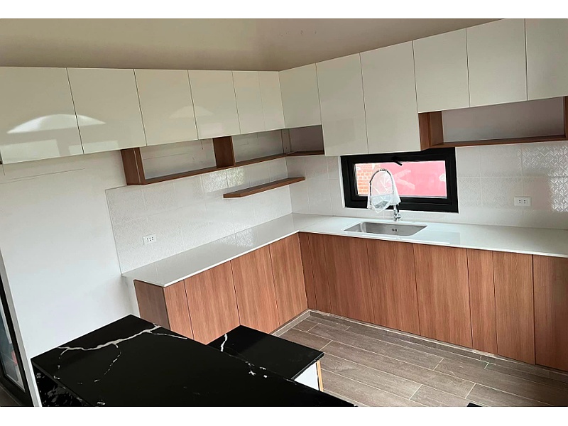 mueble de cocina con dos colores Santa Cruz Muebleria Luciane