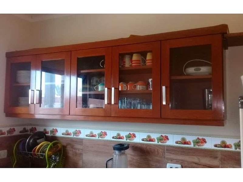gabinete de cocina con puertas de cristal Santa Cruz Carpintería y mueblería R&L