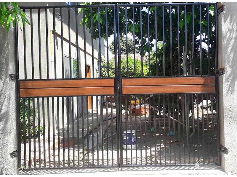 portón imitación madera Santa Cruz Estructuras Metálicas "pinto"