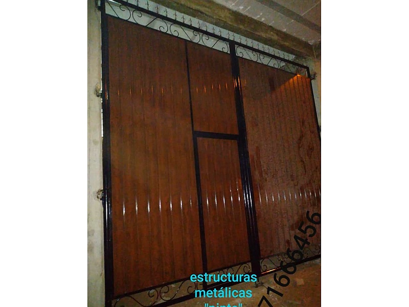 puerta de metal imitación madera Santa Cruz Estructuras Metálicas "pinto"