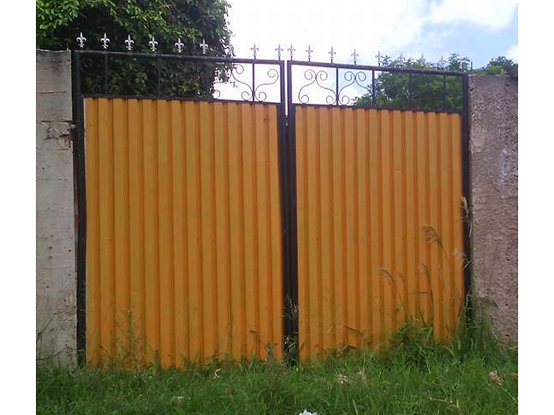 puerta de metal color amarillo Santa Cruz Estructuras metálicas El Shaddai