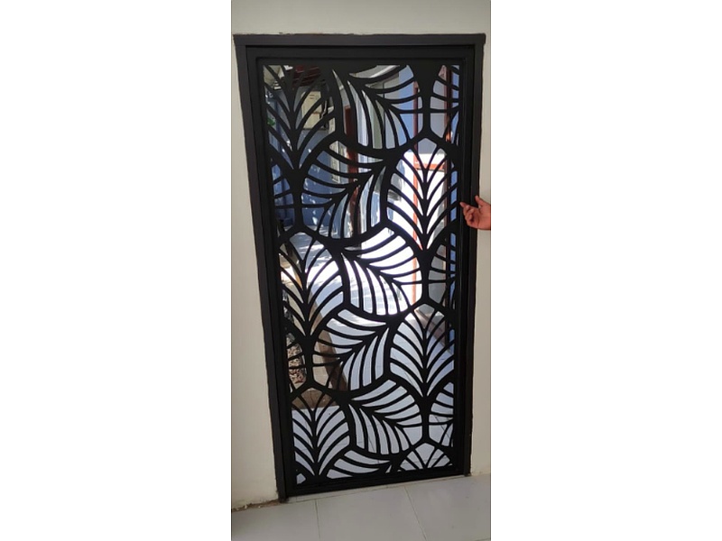 celosía en puerta Santa Cruz Hierroplas Cortes Con Plasma Y Estructuras Metalicas