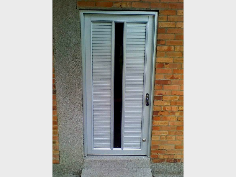 puerta aluminio gris detalle negro bolivia