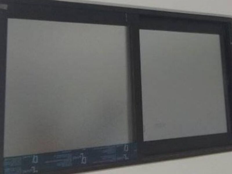 Ventana corrediza negra en Riberalta